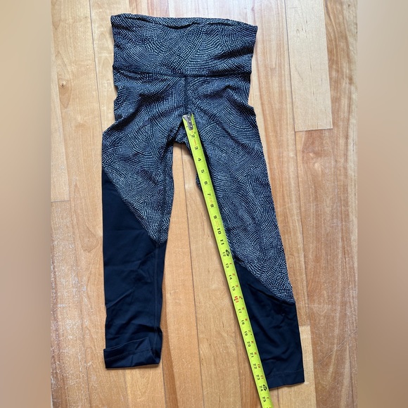 Lululemon colour block leggings with back zip pocket - Picture 3 of 3